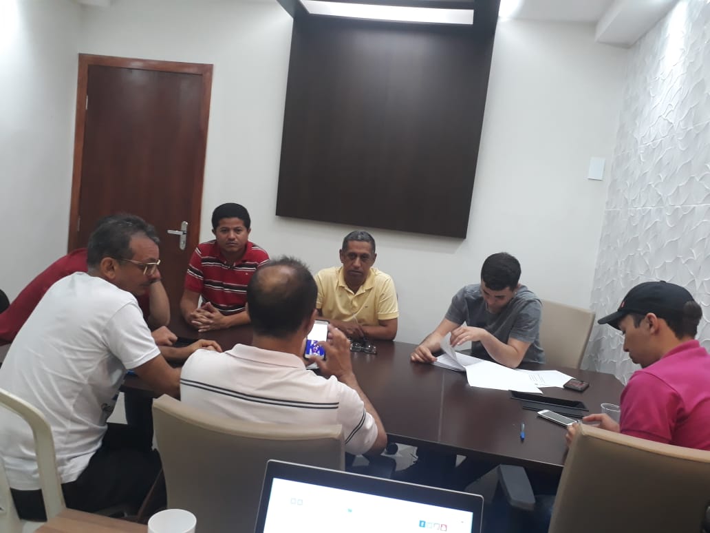 Vereadores se reúnem em comissão permanente para apreciar projeto;